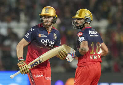 Bengaluru Royal Challengers Bengalurus Virat Kohli and Phil Salt run between t
