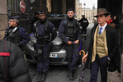police officers block an access to the louvre museum after a robbery sunday oct 19 2025 in paris ap photothibault camus