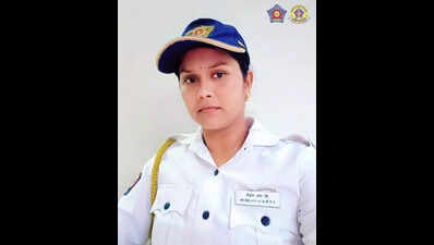 mumbais traffic policewoman saves motorists life earns accolades