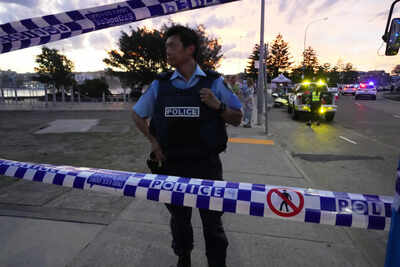photos show australians mourning the victims of the hanukkah attack on bondi beach