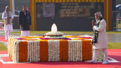 pm modi offers homage